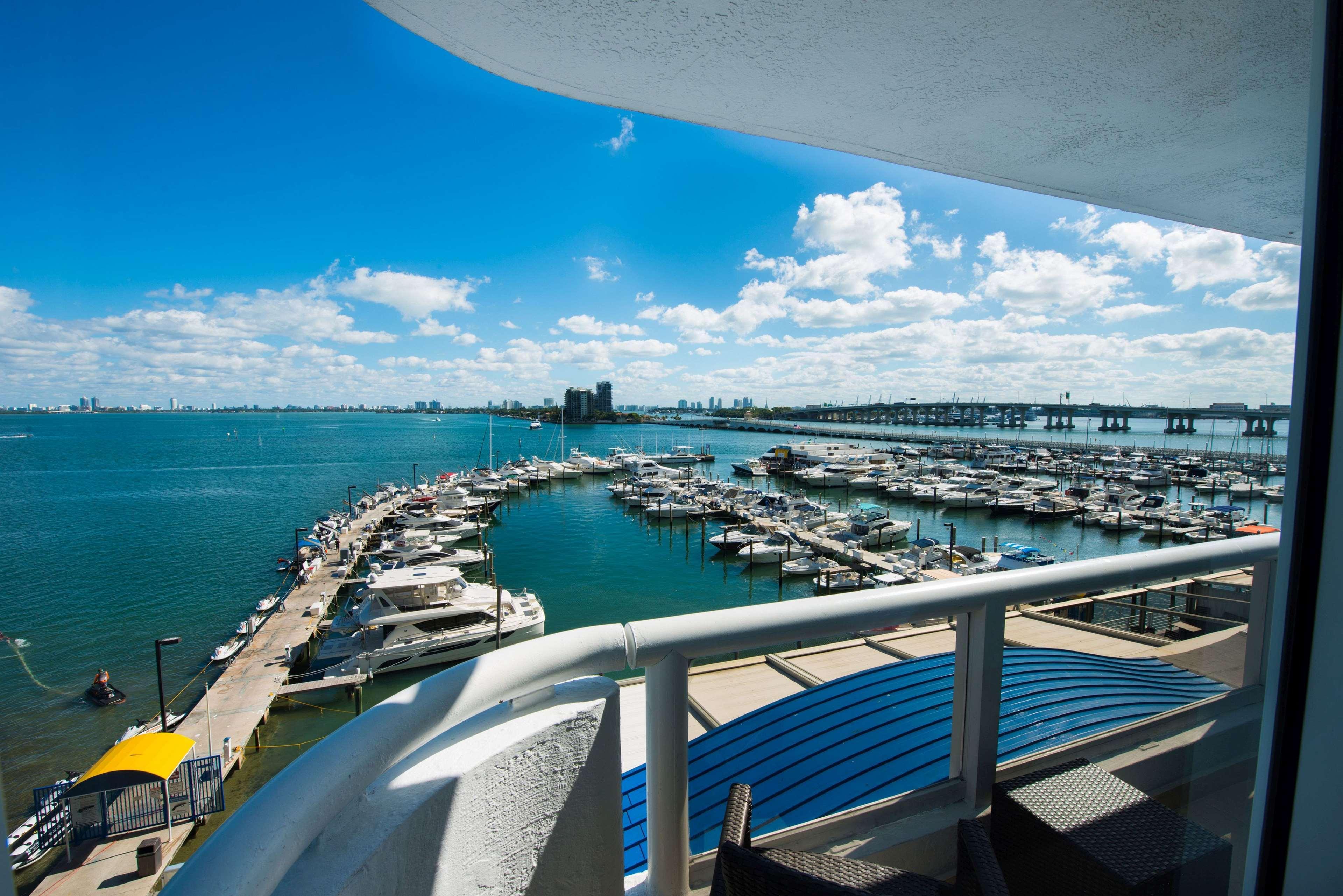 Doubletree By Hilton Grand Hotel Biscayne Bay Miami Exterior photo