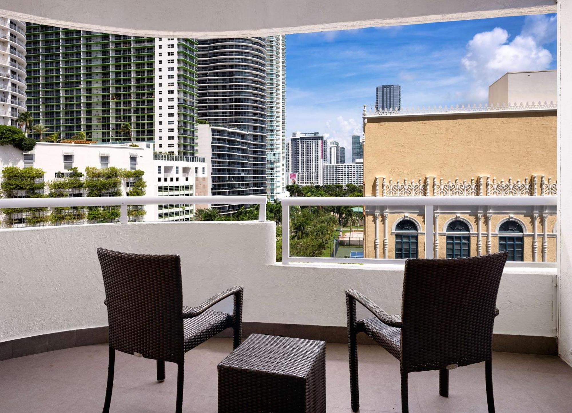 Doubletree By Hilton Grand Hotel Biscayne Bay Miami Exterior photo